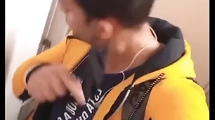 Passei no banheiro e fiz a felicidade de dois machos