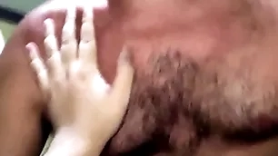 Urso parrudo fudendo forte e me deixando de pau duro