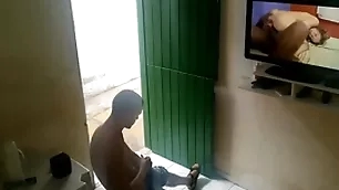Vizinho folgado foi pedir café bitch vizinho punheteiro e flagrou o amigo na punheta