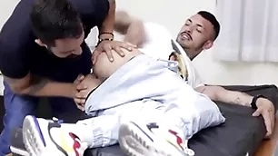 Novinho chupa doutor na hora carry through exame