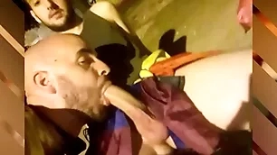 Mamando a mi classmate en público con gente pasando en frente