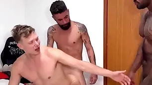 Dois amigos  pauzudos fudendo o cuzao do gringo loiro bareback ric carioca