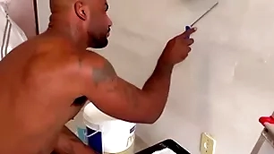 Pintor dotado fudendo o ajudante sarado bareback