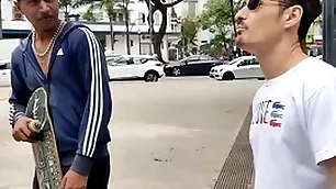 O old bean na praça aceitou ir dar pros dois pauzudos