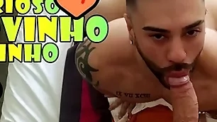 Bonitinho curioso novinho vizinho amador espionando o vizinho ao lado e fica com pau - pega twink cheirando seu pau -  com alex barcelona e milton - espionando o vizinho gostoso