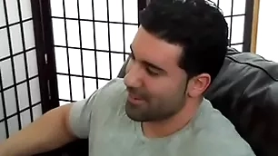 Macho hétero musculoso e gostoso sendo mamado.