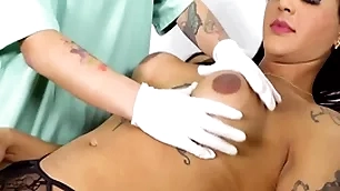 Dra barbara dá um tratamento de relaxamento na bruna