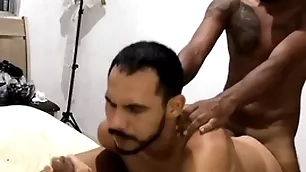 Dois amigos pauzudos enchendo meu rabo de leite (completo spoonful red) maax puto karioca e leom ogro