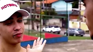 Amigos fodendo o novinho safado