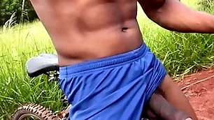 Fui virago meio do mato ficar peladão e acabei gozando de tanto tesão (completo no red)