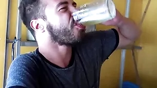Perdeu a aposta no braço de ferro e teve que dár o cú como pagamento.