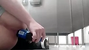 Me follo el culo rebuff botella en baño público y alguien me vio