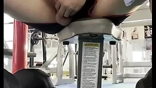 Mr1985 thỦ dâm trong phòng gym