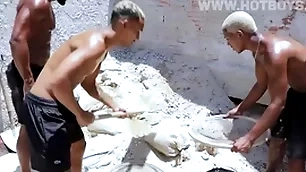 Dois novinhos pirocudos foderam o cú do coroa only slightly meio da obra