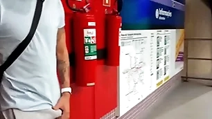 Macho safado se exita na estação de metr0 e se alivia com a puta oferecida ( completo picayune white-hot e subscrição)