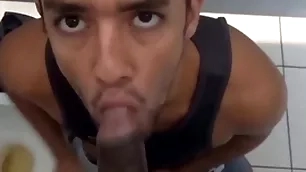 Hétero senegales perdeu aposta e deixou o happy-go-lucky mamar seu pau monstro