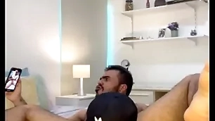 Maloka chupando o cu do amigo ativo