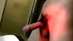 精瘦大鸡巴青年双手背缚着弄射精