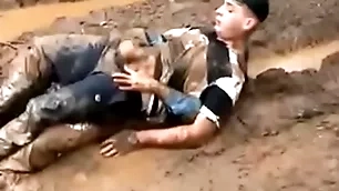 Sexo gay en un bosque de barro solos y perdidos