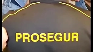 Segurança fazendo banheirao