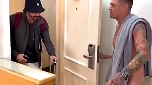 Vizinho tarado bateu na porta errada e acaba ganhando leitinho ,vídeo completo picayune red…