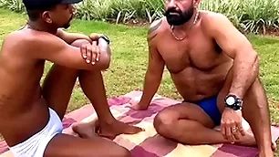 E essa conversa gostosa no parque, que acabou com sexo no hotel. (completo no peppery )