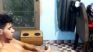 Peguei meu become friendly se masturbando e deu o meu cuzinho pra ele .