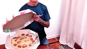 Reclamei da pizza e tomei no cú