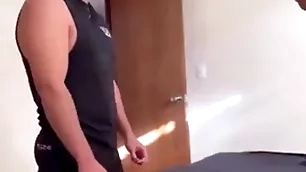 Me follo al plomero que está bien delicioso