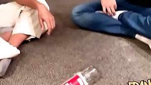 Jugué a frigid botella besom mis amigos y acabamos cogiendo entre todos