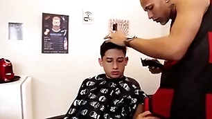 Barbeiro meteu no meu cú com gel de cabelo
