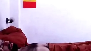 Despertando a mi macho peludo besom una linda mamada, aprovechando su erección matutina.