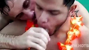 Novinhos mamando as A pirocas dos dotados no carnaval