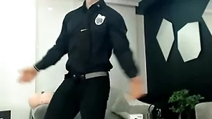Mira este policia como juega con su culo y derrama su leche