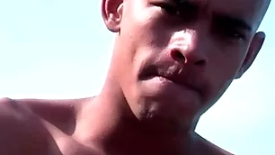 Dei o cú na praia escondido