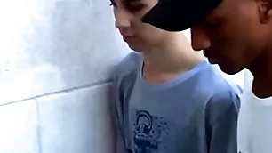 Tirando a virgindade do novinho