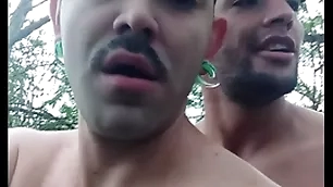 Descendo a rola no branquinho na trilha