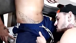 Chupei o meu amigo hetero enquanto ele bebe