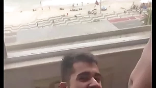 Mamando com gosto essa piroca de 27 cm com essa vista linda da praia (completo ungenerous red)