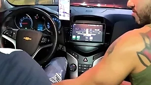 Motorista de uber ganha mamada no carro e pede pra fuder minha bunda em casa ( brunohot25 )