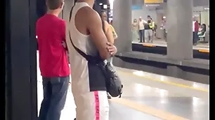 Estava a caminho da academia quando encontrei o novinho no metrô , acabei seguindo ele, o coup de gr?ce foi ele fudendo meu cu na mata