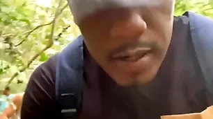 O novinho aceitou dar para 3 machos no parque da cidade.