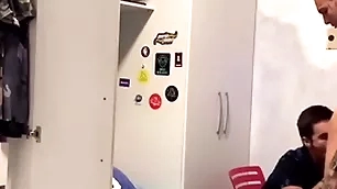 Tio chega de viagem e fica de gracinha com sobrinho