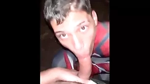 Novinho me chupando na rua
