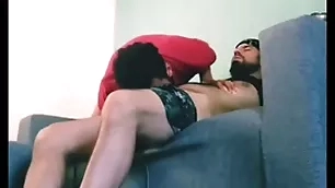 Saboreando la pija peluda de mi gutsy y luego me coje el culo sumamente